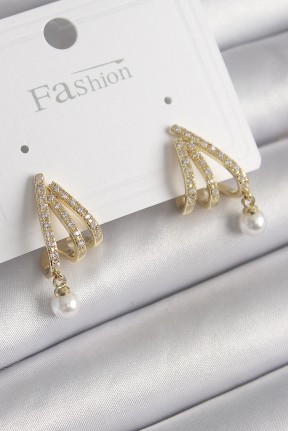 Pirinç Gold Renk Zirkon Taşlı Pençe Model İnci Detay Kadın Küpe Pirinç Gold Renk Zirkon Taşlı Pençe Model İnci Detay Kadın Küpe