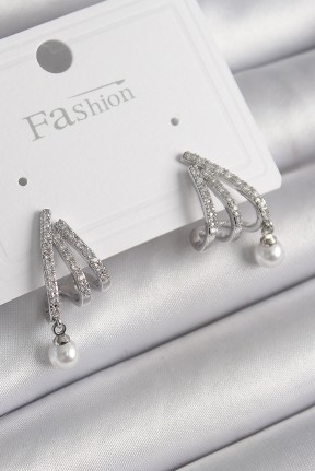 Pirinç Gümüş Renk Zirkon Taşlı Pençe Model İnci Detay Kadın Küpe Pirinç Gümüş Renk Zirkon Taşlı Pençe Model İnci Detay Kadın Küpe