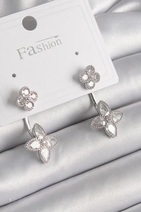 Pirinç Gümüş Renk Zirkon Taşlı Yonca Model Kadın Küpe Pirinç Gümüş Renk Zirkon Taşlı Yonca Model Kadın Küpe