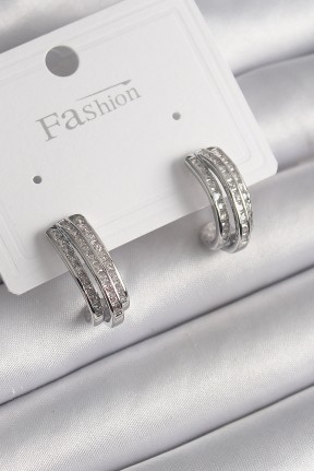 Pirinç Gümüş Renk Zirkon Taşlı Yarım Halka Model Kadın Küpe Pirinç Gümüş Renk Zirkon Taşlı Yarım Halka Model Kadın Küpe