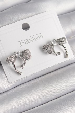 Pirinç Gümüş Renk Zirkon Taşlı Fiyonk Model Kadın Küpe Pirinç Gümüş Renk Zirkon Taşlı Fiyonk Model Kadın Küpe