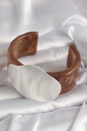 Kahverengi Mermer Desen Akrilik Plastik Gümüş Plaka Model Vintage Kadın Bilezik Kahverengi Mermer Desen Akrilik Plastik Gümüş Plaka Model Vintage Kadın Bilezik