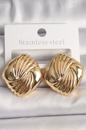 Pirinç Gold Renk İşlemeli Kare Model Kadın Küpe Pirinç Gold Renk İşlemeli Kare Model Kadın Küpe
