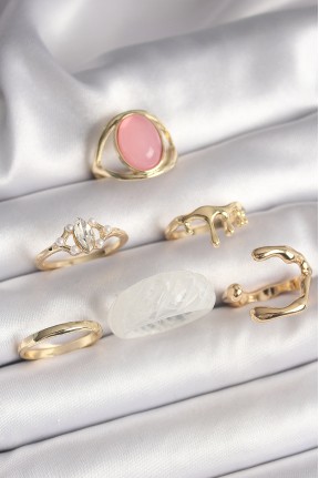 Pirinç Gold Renk Zirkon Taş Detaylı Pembe Mineli 6'lı Kadın Yüzük Seti Pirinç Gold Renk Zirkon Taş Detaylı Pembe Mineli 6'lı Kadın Yüzük Seti