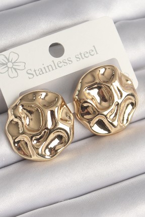 Pirinç Gold Renk İşlemeli Daire Plaka Model Kadın Küpe Pirinç Gold Renk İşlemeli Daire Plaka Model Kadın Küpe
