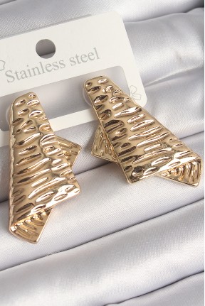 Pirinç Gold Renk İşleme Detaylı Katlanmış Kare Plaka Model Kadın Küpe Pirinç Gold Renk İşleme Detaylı Katlanmış Kare Plaka Model Kadın Küpe