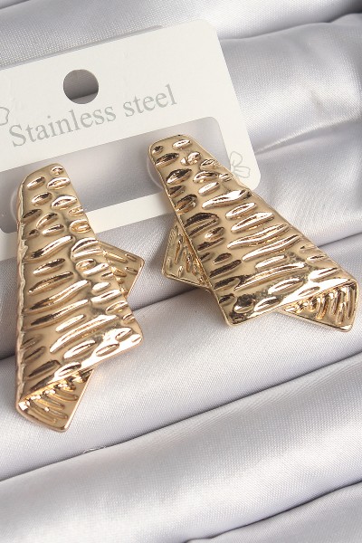 Pirinç Gold Renk İşleme Detaylı Katlanmış Kare Plaka Model Kadın Küpe
