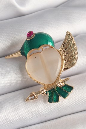 Pirinç Gold Renk Beyaz Mineli Kalp Yeşil Sinek Kuşu Model Pembe Zirkon Taş Detay Kadın Broş Pirinç Gold Renk Beyaz Mineli Kalp Yeşil Sinek Kuşu Model Pembe Zirkon Taş Detay Kadın Broş