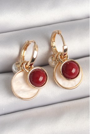 Pirinç Gold Renk Sallantı Beyaz Mineli Bordo Detay Kadın Küpe Pirinç Gold Renk Sallantı Beyaz Mineli Bordo Detay Kadın Küpe