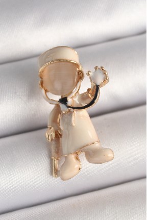 Pirinç Gold Renk Beyaz Mineli Doktor Model Kadın Broş Pirinç Gold Renk Beyaz Mineli Doktor Model Kadın Broş