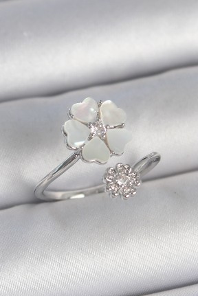 Pirinç Gümüş Renk Beyaz Mineli çiçek Model Zirkon Taş Detay Kadın Yüzük Pirinç Gümüş Renk Beyaz Mineli çiçek Model Zirkon Taş Detay Kadın Yüzük