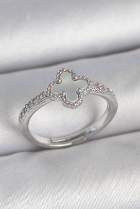 Pirinç Gümüş Renk Zirkon Taşlı Beyaz Mineli Yonca Model Ayarlanabilir Kadın Yüzük Pirinç Gümüş Renk Zirkon Taşlı Beyaz Mineli Yonca Model Ayarlanabilir Kadın Yüzük