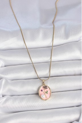 316l çelik Gold Renk Zincir Pembe çiçek İşlemeli İnci Detay Portre Model Kadın Kolye 316l çelik Gold Renk Zincir Pembe çiçek İşlemeli İnci Detay Portre Model Kadın Kolye
