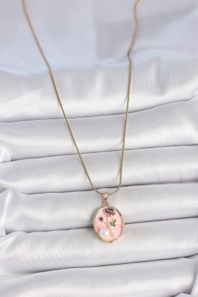 316l çelik Gold Renk Zincir Pembe çiçek İşlemeli İnci Detay Portre Model Kadın Kolye 316l çelik Gold Renk Zincir Pembe çiçek İşlemeli İnci Detay Portre Model Kadın Kolye