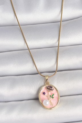 316l çelik Gold Renk Zincir Pembe çiçek İşlemeli İnci Detay Portre Model Kadın Kolye 316l çelik Gold Renk Zincir Pembe çiçek İşlemeli İnci Detay Portre Model Kadın Kolye