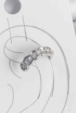 Pirinç Gümüş Renk Zirkon Taşlı Kıkırdak Model Kadın Küpe Pirinç Gümüş Renk Zirkon Taşlı Kıkırdak Model Kadın Küpe