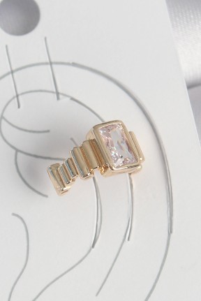 Pirinç Gold Renk Kare Zirkon Taşlı Kadın Kıkırdak Küpe Pirinç Gold Renk Kare Zirkon Taşlı Kadın Kıkırdak Küpe