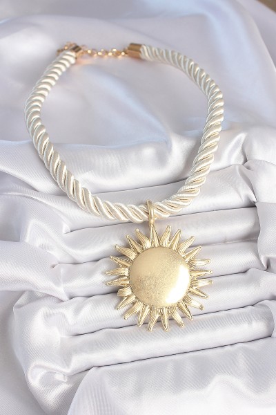 Kırık Beyaz Halat Model Gold Renk Güneş Figürlü Pirinç Kolye Kırık Beyaz Halat Model Gold Renk Güneş Figürlü Pirinç Kolye