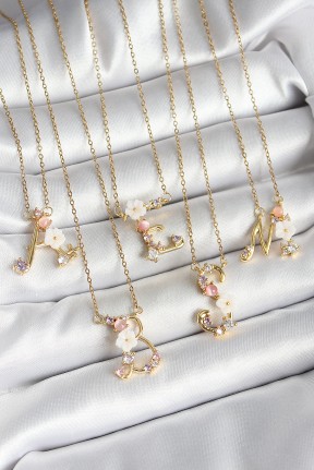 316l çelik Gold Renk Zirkon Taşlı çiçek Detaylı Harf Kolye 24'lü Paket Kolye 316l çelik Gold Renk Zirkon Taşlı çiçek Detaylı Harf Kolye 24'lü Paket Kolye