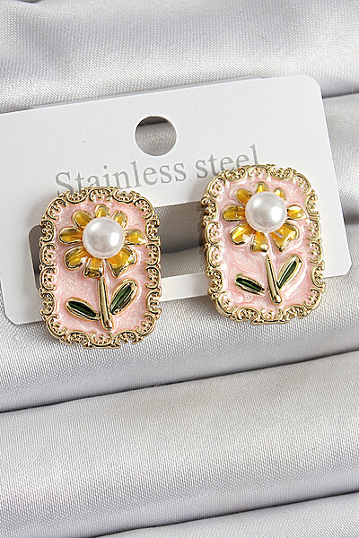 Pirinç Pembe Mineli Papatya Figürlü Sanatsal Portre Model Gold Renk Kadın Küpe Pirinç Pembe Mineli Papatya Figürlü Sanatsal Portre Model Gold Renk Kadın Küpe