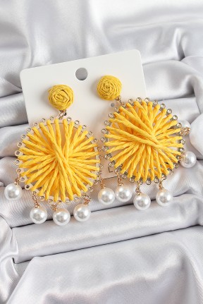 Sarı Hasır örgü Sarmal Model Sallantılı İnci Detaylı Gold Renk Kadın Küpe Sarı Hasır örgü Sarmal Model Sallantılı İnci Detaylı Gold Renk Kadın Küpe