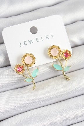Pirinç Renkli Zirkon Taşlı Papatya Model Gold Renk Kadın Küpe Pirinç Renkli Zirkon Taşlı Papatya Model Gold Renk Kadın Küpe