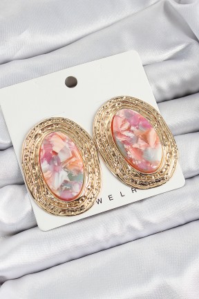 Pirinç Mermer Desenlli Pembe Sedef Oval Vintage Model Gold Renk Kadın Küpe Pirinç Mermer Desenlli Pembe Sedef Oval Vintage Model Gold Renk Kadın Küpe