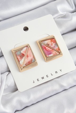 Pirinç Pembe üçgen Kesim Detaylı Kare Model Vintage Gold Renk Kadın Küpe Pirinç Pembe üçgen Kesim Detaylı Kare Model Vintage Gold Renk Kadın Küpe
