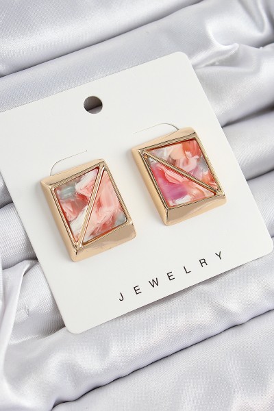 Pirinç Pembe üçgen Kesim Detaylı Kare Model Vintage Gold Renk Kadın Küpe Pirinç Pembe üçgen Kesim Detaylı Kare Model Vintage Gold Renk Kadın Küpe