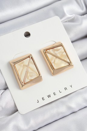 Pirinç Krem üçgen Kesim Detaylı Kare Model Vintage Gold Renk Kadın Küpe Pirinç Krem üçgen Kesim Detaylı Kare Model Vintage Gold Renk Kadın Küpe