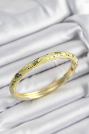 Mineli Pirinç Fıstık Yeşili Yaprak Motifli Gold Renk Kadın Kelepçe Mineli Pirinç Fıstık Yeşili Yaprak Motifli Gold Renk Kadın Kelepçe