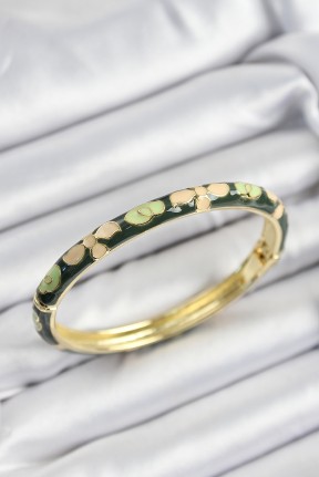 Mineli Pirinç Krem Ve Yeşil çiçek Motifli Gold Renk Kadın Kelepçe Mineli Pirinç Krem Ve Yeşil çiçek Motifli Gold Renk Kadın Kelepçe