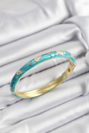 Mineli Pirinç Krem Ve Turkuaz Yaprak Motifli Gold Renk Kadın Kelepçe Mineli Pirinç Krem Ve Turkuaz Yaprak Motifli Gold Renk Kadın Kelepçe