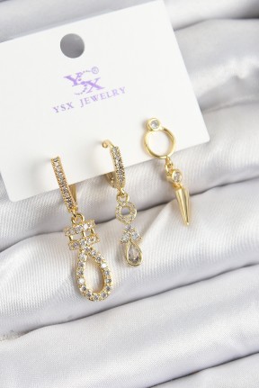 Pirinç Zi̇rkon Taşlı Sallantılı Model Gold Renk 3'lü Kadın Küpe Pirinç Zi̇rkon Taşlı Sallantılı Model Gold Renk 3'lü Kadın Küpe