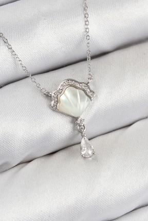Pirinç Zirkon Taşlı İstiridye Model Gümüş Renk Kadın Kolye Pirinç Zirkon Taşlı İstiridye Model Gümüş Renk Kadın Kolye