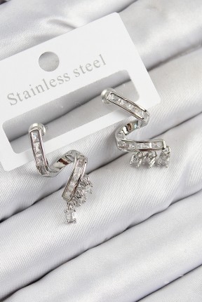 Pirinç Zirkon Taşlı Kıvrımlı Model Gümüş Renk Kadın Küpe Pirinç Zirkon Taşlı Kıvrımlı Model Gümüş Renk Kadın Küpe
