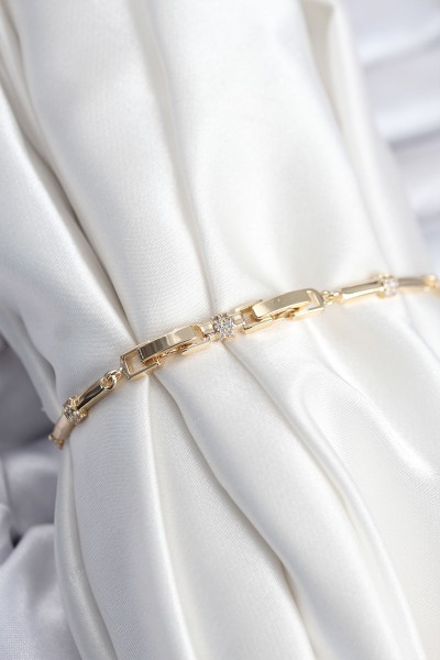 Pirinç Vip Seri Gold Renk Parçalı Model Zirkon Taşlı Kadın Bileklik Pirinç Vip Seri Gold Renk Parçalı Model Zirkon Taşlı Kadın Bileklik
