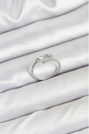 Pirinç Gümüş Renk Kalpli Detaylı Zirkon Taşlı Kadın Yüzük