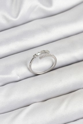 Pirinç Gümüş Renk Kalpli Detaylı Zirkon Taşlı Kadın Yüzük Pirinç Gümüş Renk Kalpli Detaylı Zirkon Taşlı Kadın Yüzük