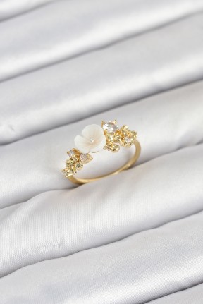 Pirinç Gold Renk çiçek Model Zirkon Taşlı Kadın Yüzük Pirinç Gold Renk çiçek Model Zirkon Taşlı Kadın Yüzük