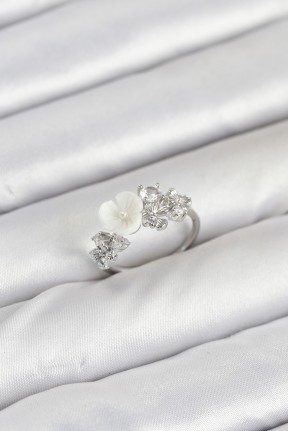 Pirinç Gümüş Renk çiçek Model Zirkon Taşlı Kadın Yüzük Pirinç Gümüş Renk çiçek Model Zirkon Taşlı Kadın Yüzük