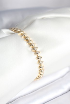 Pirinç Gold Renk Zirkon Taşlı Baklava Model Kadın Bileklik Pirinç Gold Renk Zirkon Taşlı Baklava Model Kadın Bileklik