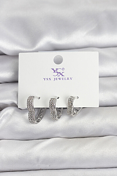 Gümüş Renk Pirinç Zirkon Taşlı Kalpli Kadın Küpe Gümüş Renk Pirinç Zirkon Taşlı Kalpli Kadın Küpe