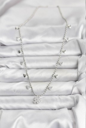 Pirinç Gümüş Renk Zirkon Taşlı çiçek Model Kadın Kolye Pirinç Gümüş Renk Zirkon Taşlı çiçek Model Kadın Kolye