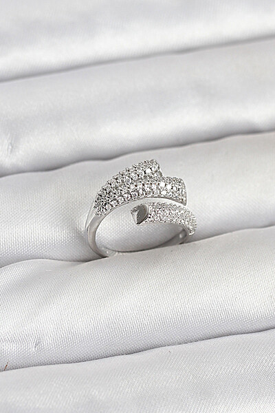 Gümüş Renk Zirkon Taşlı Pirinç Kadın Yüzük Gümüş Renk Zirkon Taşlı Pirinç Kadın Yüzük