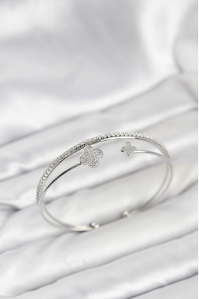 Yonca Model Pirinç Gümüş Renk Kadın Bileklik