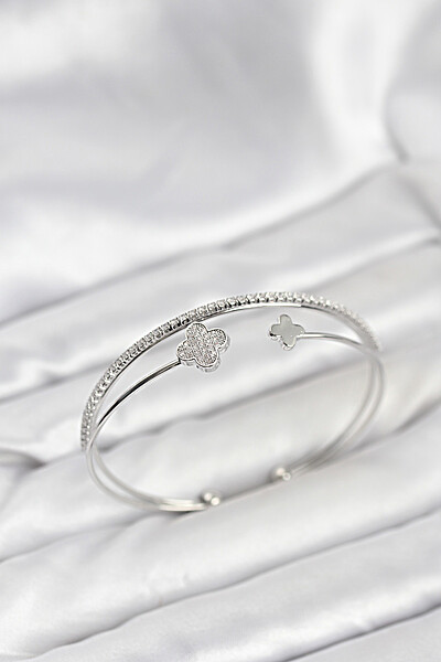 Yonca Model Pirinç Gümüş Renk Kadın Bileklik