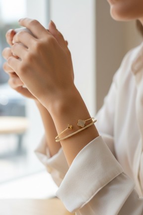 Yonca Model Pirinç Gold Renk Kadın Bileklik