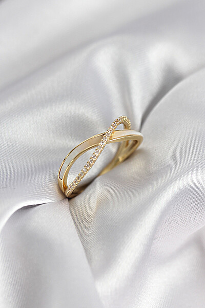 Zirkon Taşlı Sarmal Sedefli Gold Renk Kadın Yüzük Zirkon Taşlı Sarmal Sedefli Gold Renk Kadın Yüzük