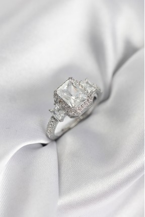 Gümüş Renk Kare Baget Zirkon Taşlı Tek Taş Model Kadın Yüzük